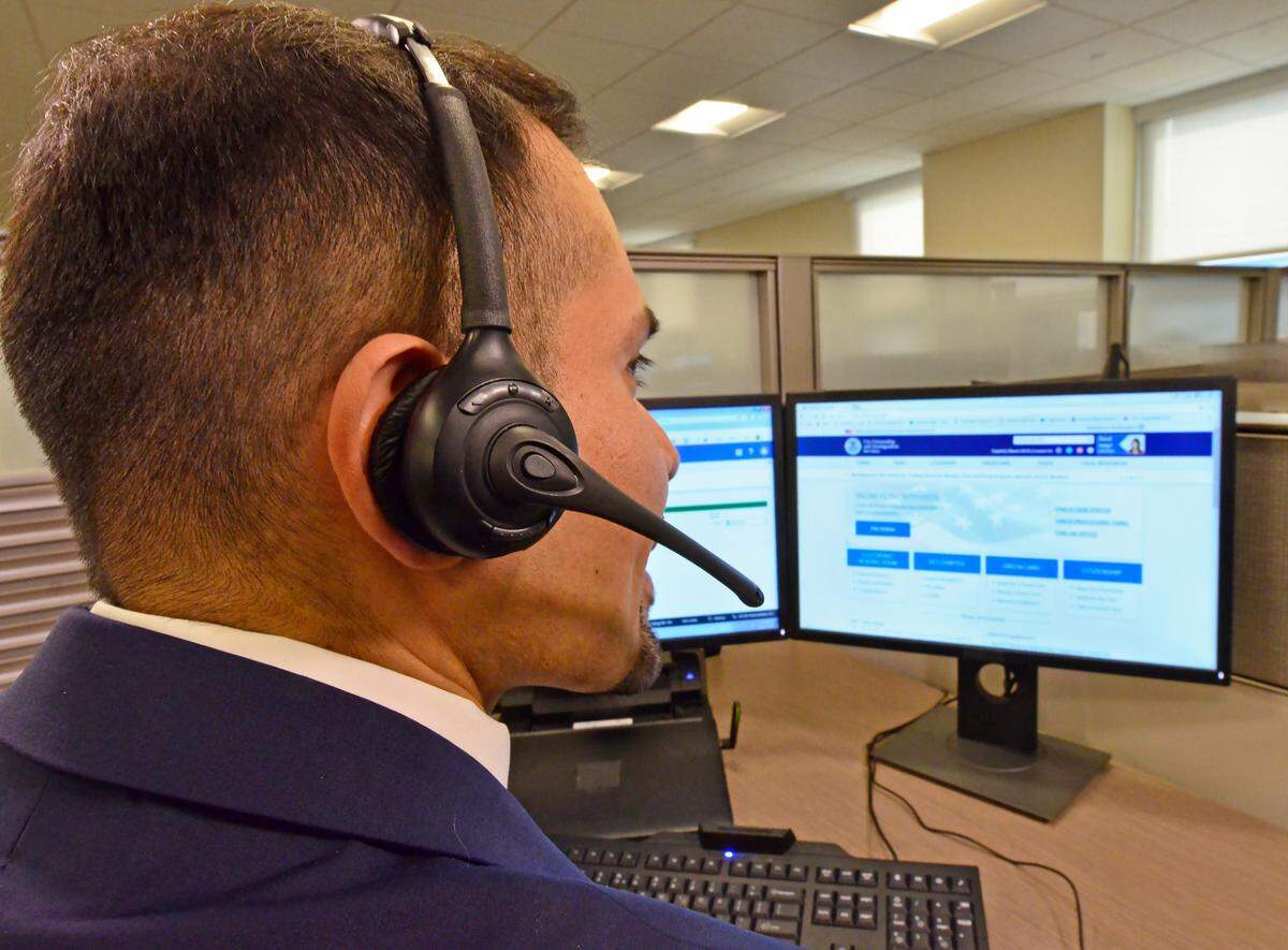 Funcionario del Servicio de Ciudadanía e Inmigración de EEUU (USCIS) revisando documentación.