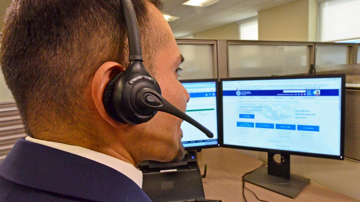 Foto de archivo de un funcionario del Servicio de Ciudadanía e Inmigración de EEUU (USCIS) revisando documentación.