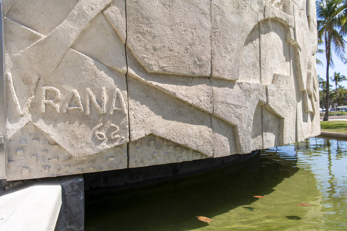 En la imagen, detalles de la articulación de los paneles con motivos abstractos modernistas de Vrana sobre la fuente que rodea la construcción circular, tras la restauración.