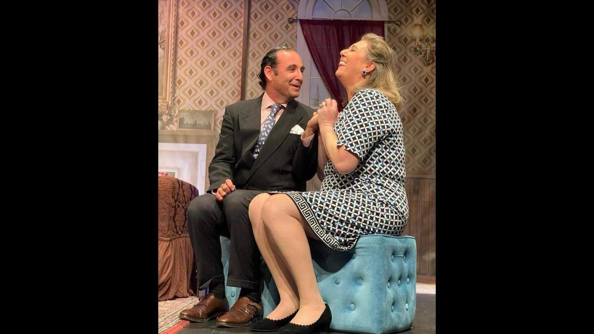 Ignacio Isusi y Lisa Skiadas en una escena de la obra ‘La que se va a armar’.