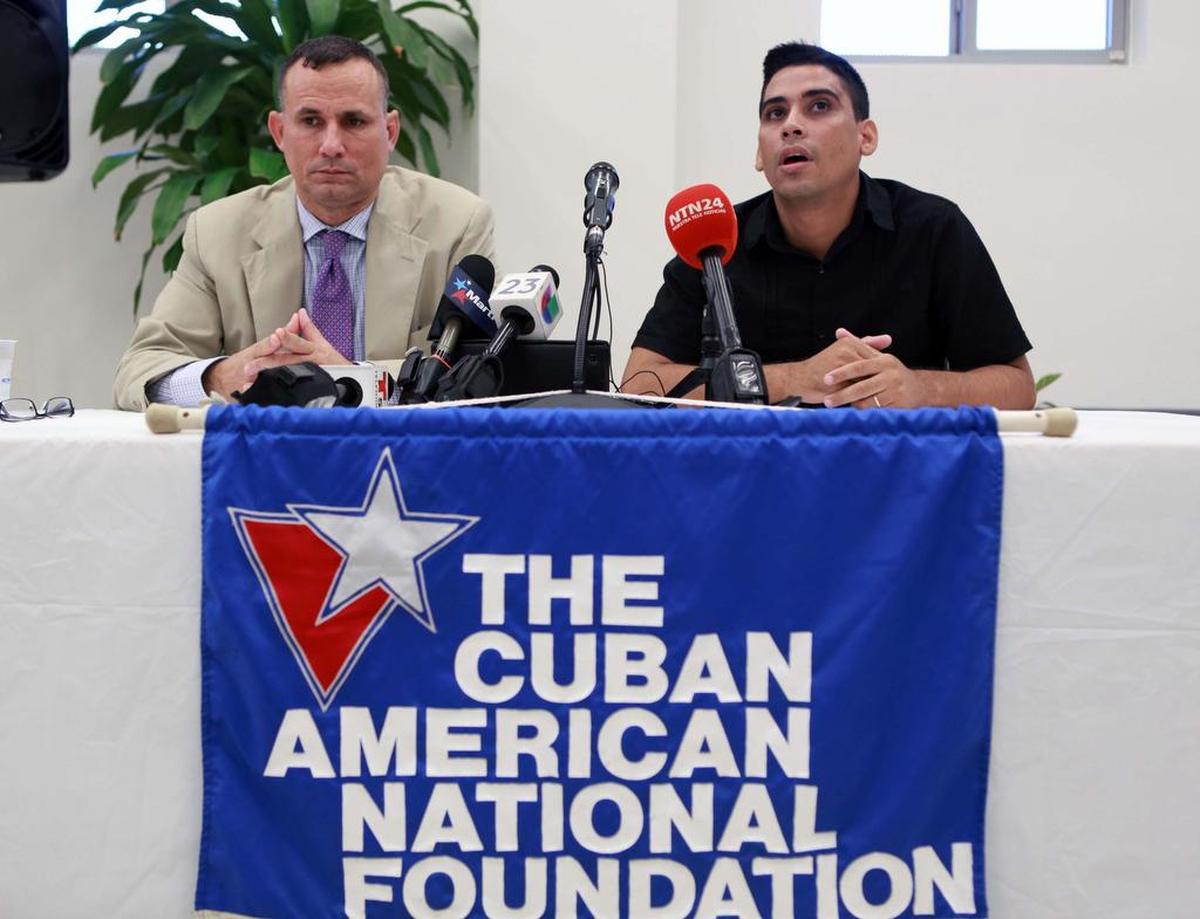 El líder opositor José Daniel Ferrer García, izquierda, participa en una conferencia en la sede de la Fundación Nacional Cubano Americana, el 19 de agosto del 2016.