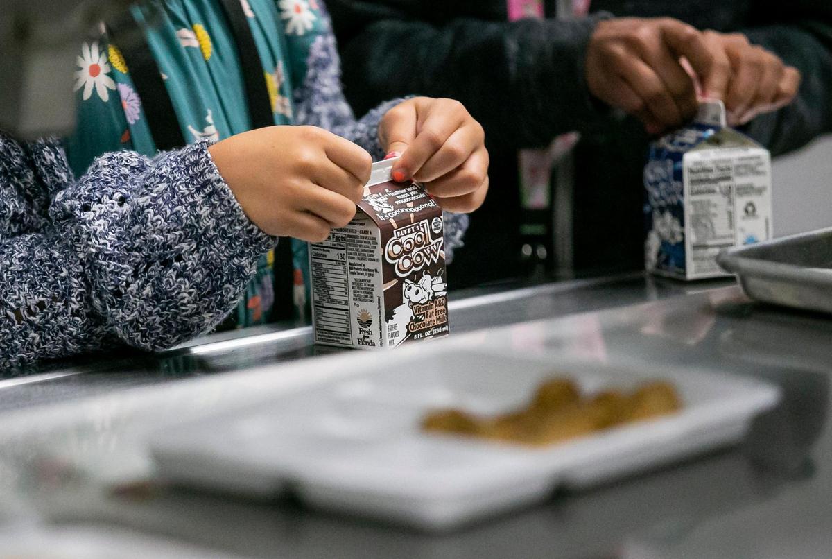 Las comidas escolares gratis liberan a los padres del estrés de cómo alimentar a sus hijos, reconocieron encuestados de la Florida por No Kid Hungry.