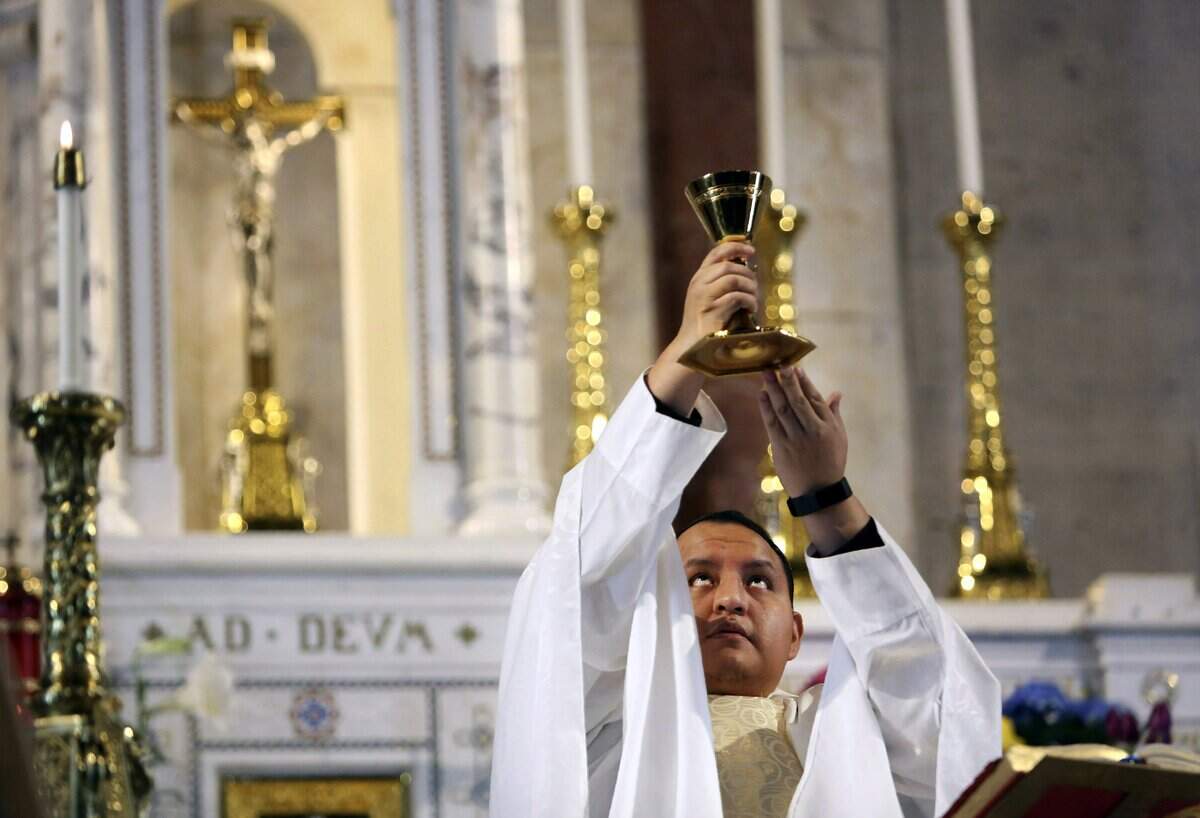 Durante la crisis el sacerdote aconseja a los jóvenes de la iglesia vía Zoom, transmite misas en inglés y en español por Facebook y atiende llamadas de fieles alarmados.