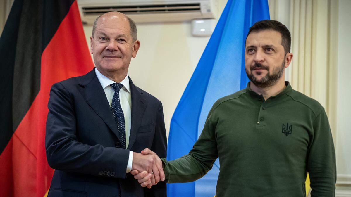 El canciller de Alemania, Olaf Scholz (izq.) y el presidente de Ucrania, Volodymyr Zelensky, se dan la mano durante su encuentro el lunes 23 de septiembre de 2024, en la sede las Naciones Unidas en Nueva York.