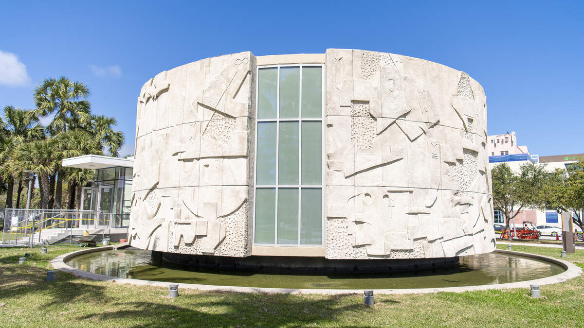 Albert Vrana. “The Story of Man”, 1962, situada en el exterior de The Rotunda, en Collins Park, Miami Beach, a la altura del 2150 Collins Ave. En la imagen, la obra tras la restauración realizada por VAS Art Productions, 2026.