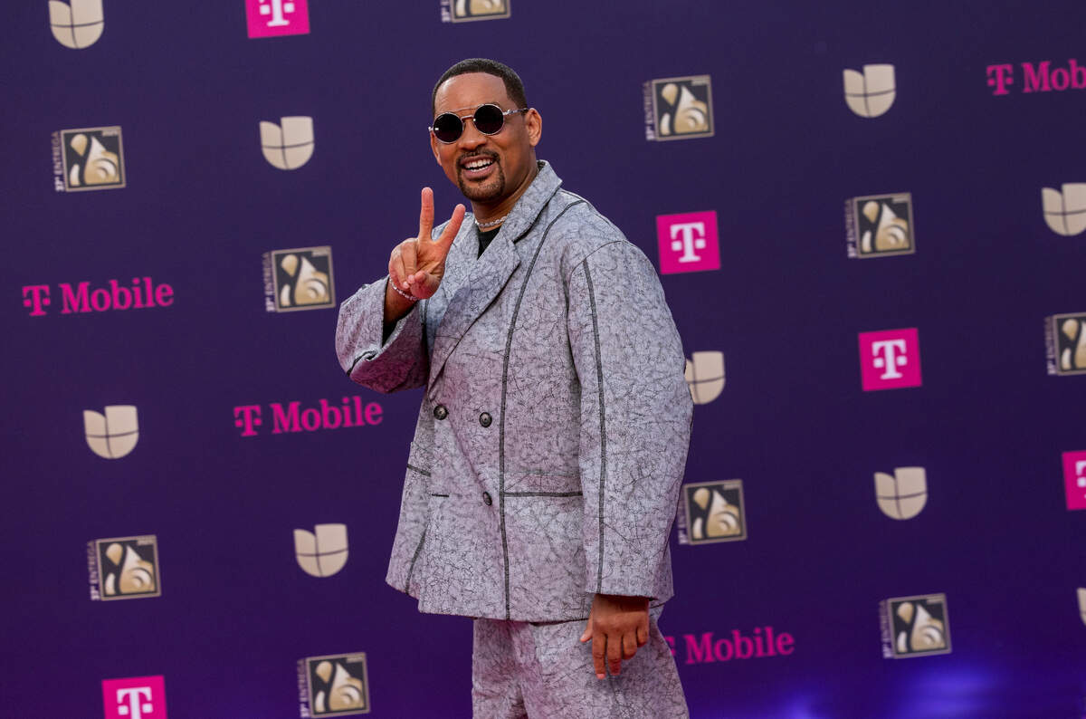 El actor estadounidense Will Smith reacciona al llegar a la alfombra magenta de Premio Lo Nuestro 2025, celebrado en el Kaseya Center, en Miami, el jueves 20 de febrero de 2025.