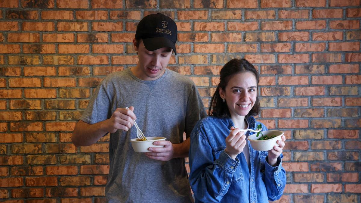 El equipo formado por el matrimonio Cem y Ece Kinay, prueban las comidas preparadas por su chef robot.&nbsp; “Puedo comer aquí todos los días”, dijo Ece Kinay.