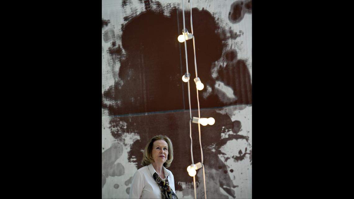 The late Rosa de la Cruz stands in front of a work of art by Cuban exile artist Félix Gonzalez-Torres at the now-shuttered de la Cruz Collection. 
