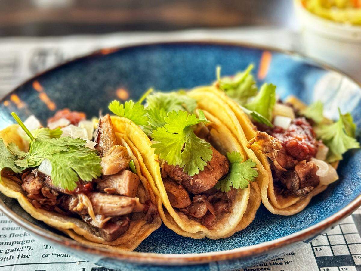 Tacos de pollo al estilo jamaiquino en The Jerk Shack.