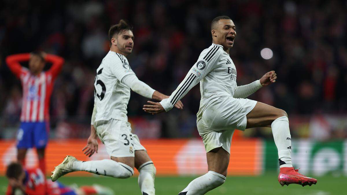 Kylian Mbappe (der.) celebra tras la victoria del Real Madrid ante el Atlético de Madrid en el partido de vuelta de los cuartos de final de la Liga de Campeones, efectuado el 12 de marzo de 2025 en Madrid.