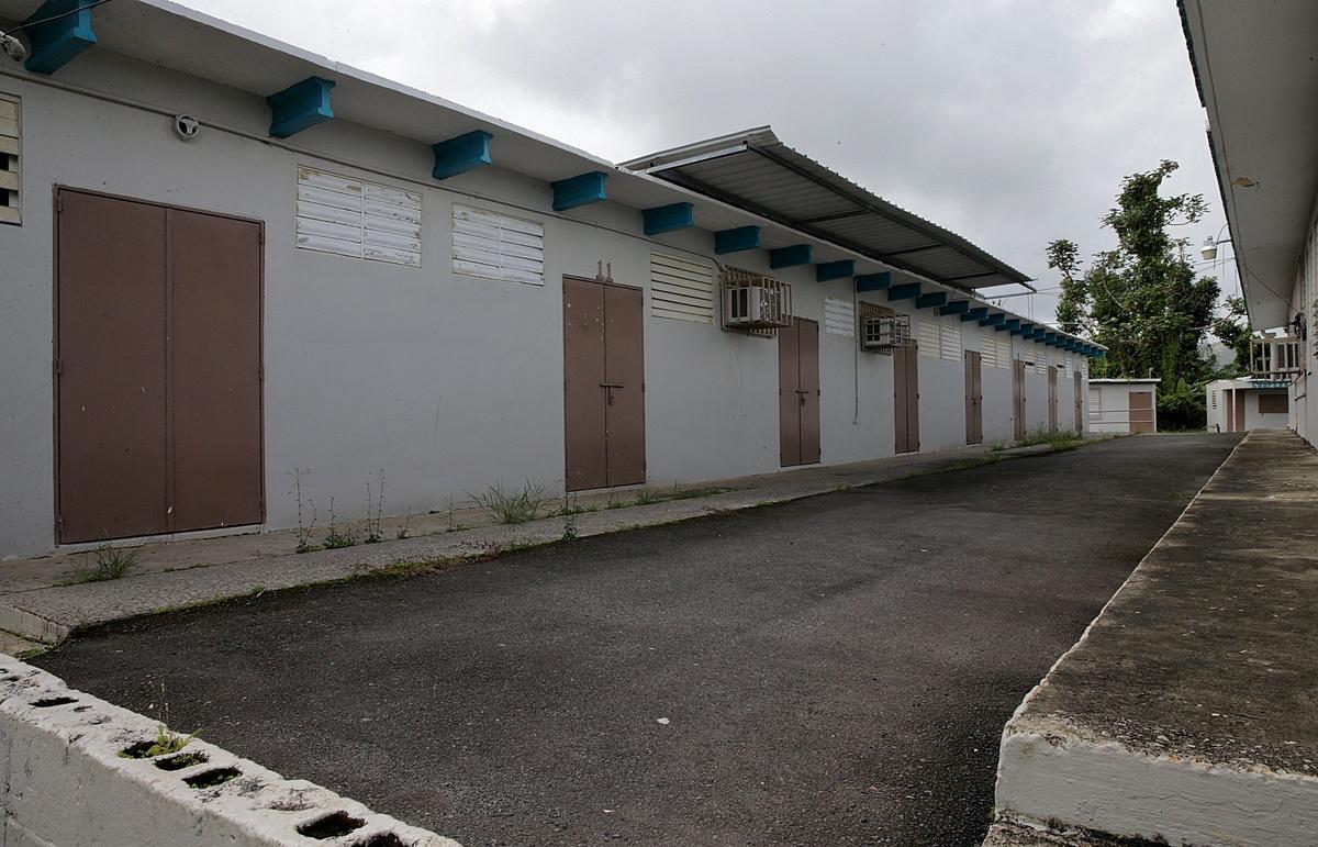 Vista de la escuela Marcos Sánchez, cerrada sin previo aviso a padres, alumnos y maestros, a pesar de no haber sufrido daños en el huracán María, en el municipio puertorriqueño de Yabucoa.