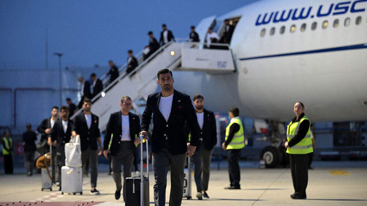 El capitán y defensa de Irán, Ehsan Haji Safi, y sus compañeros de equipo caminan por la pista tras su llegada al Aeropuerto Internacional de Tijuana, en Tijuana, México, el domingo, 7 de junio de 2026, antes del torneo de la Copa Mundial de la FIFA 2026.