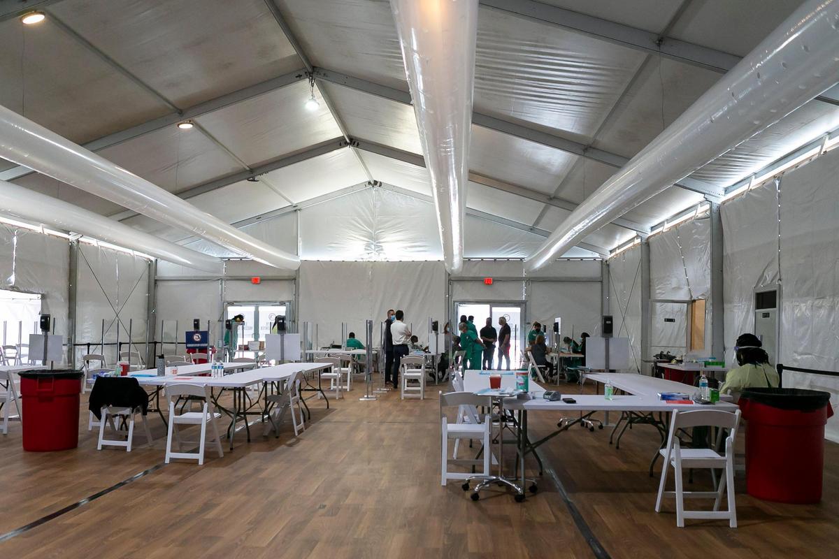 Un nuevo sitio de vacunación COVID-19 sin cita previa está en funcionamiento en el vecindario Overtown de Miami el martes 2 de marzo de 2021.