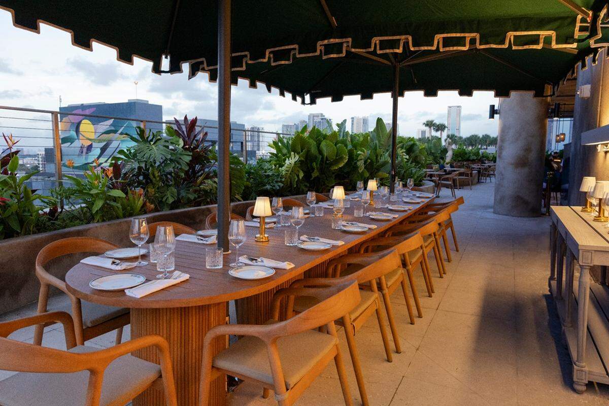 El restaurante, ubicado en el noveno piso, tiene una superficie de 7000 pies cuadrados y capacidad para 254 comensales, la mayoría al aire libre.