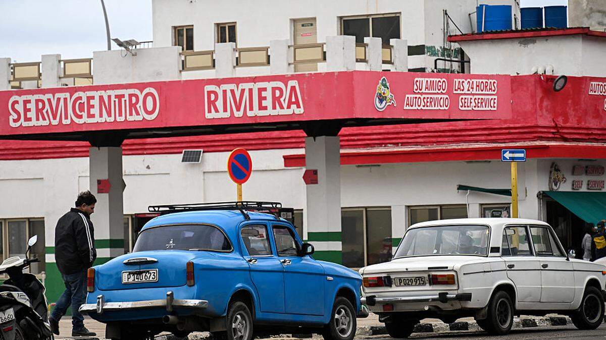 Varios conductores hacen fila para repostar en una gasolinera en La Habana, el miércoles 28 de enero de 2026.