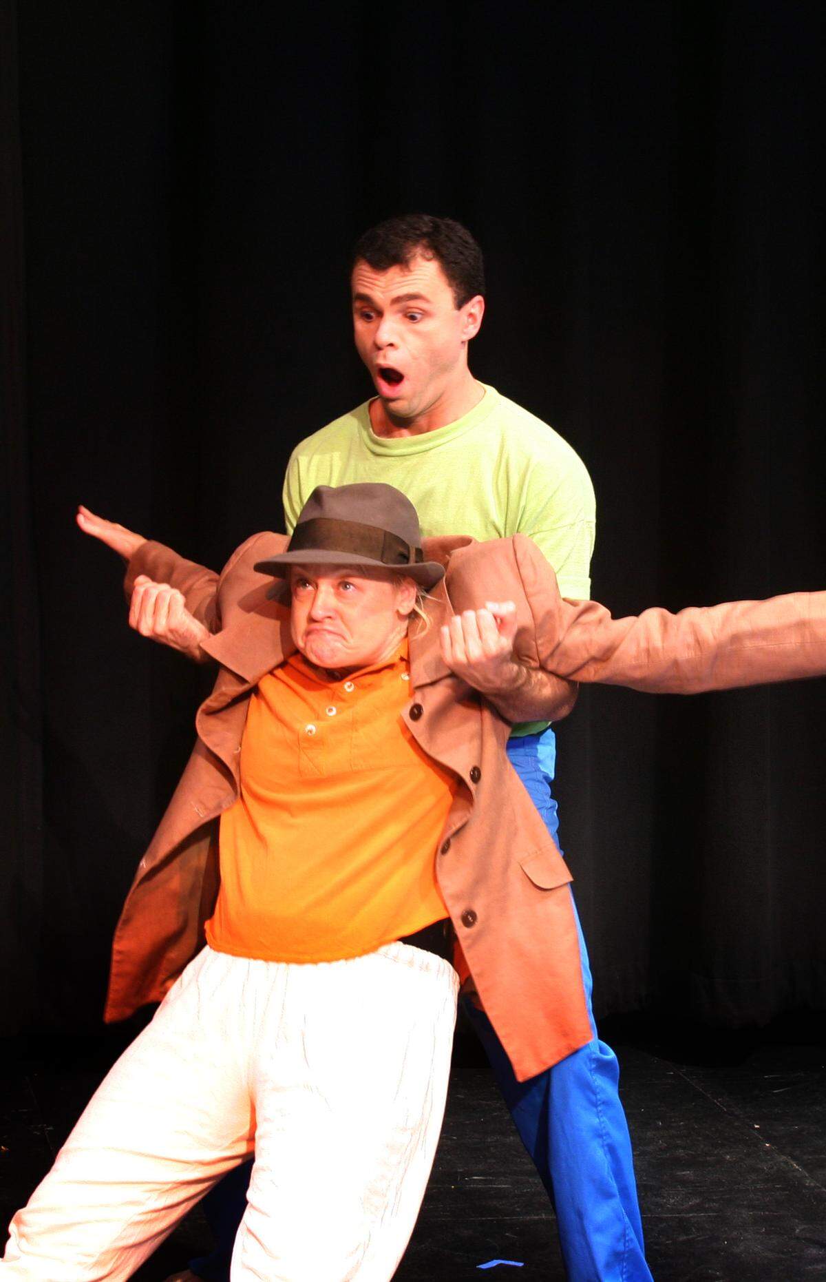 Como el abuelo en “Peter and the Wolf” (con Osman Felix) 2001.” Este fue el primer ballet infantil de Momentum, y sigue siendo el más popular (¡por supuesto, con una partitura tan buena, es difícil superarlo!). Originalmente no actué en su estreno, pero asumí el papel de pantomima del abuelo después de un par de años y continúo interpretándolo. El abuelo suele ser un personaje muy popular entre el público infantil”.