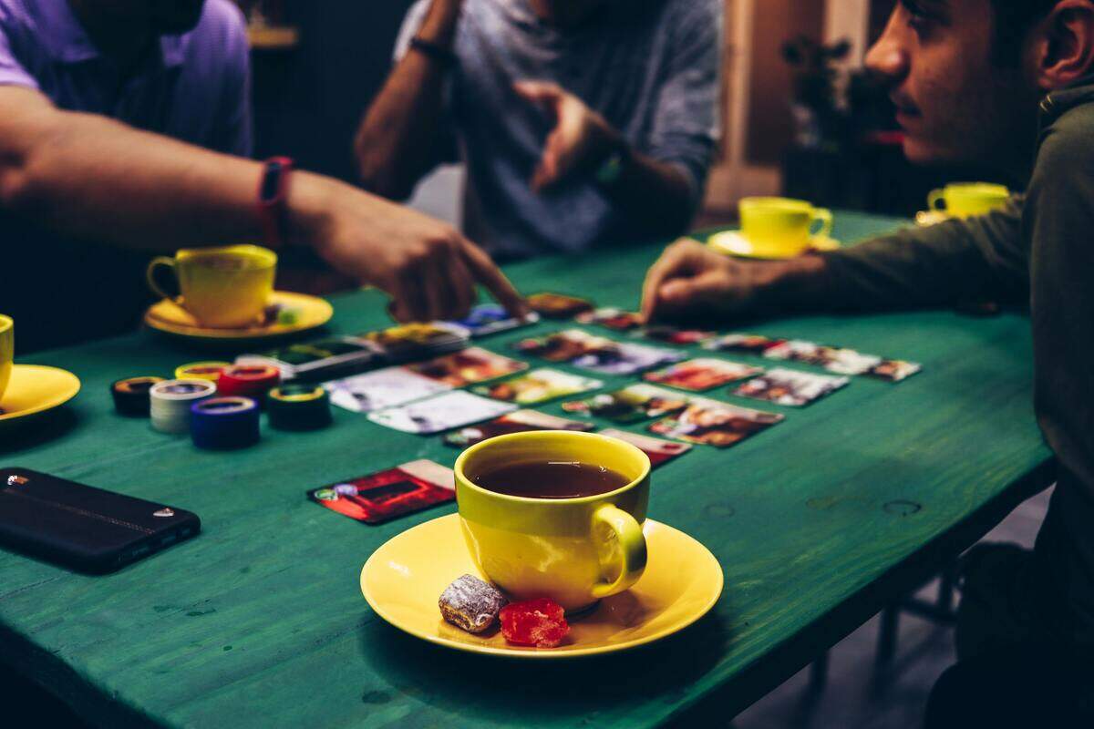 Los “board games cafe”, cafeterías donde disfrutar de juegos de rol y mesa, son un negocio cada vez más común en el ocio urbano.