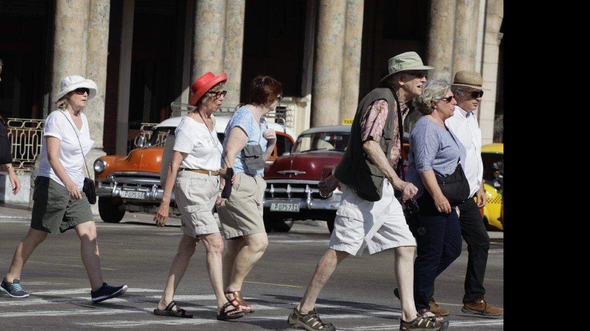 Turistas caminan por las calles de La Habana, Cuba.