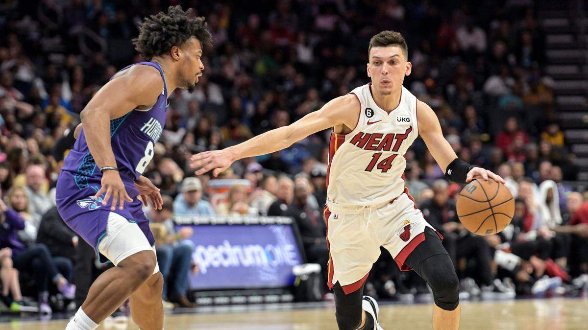 El jugador del Heat Tyler Herro (der.) trata de entrar al aro ante la marca de Dennis Smith Jr., de los Hornets, en el partido celebrado el 25 de febrero de 2023 en Charlotte.