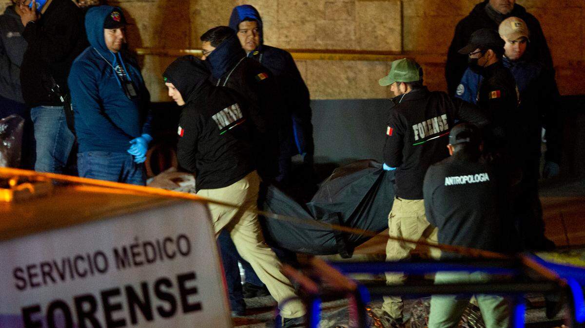 Investigadores forenses trasladan los cuerpos de los migrantes que fallecieron tras el incendio de un centro de detención de inmigrantes en Ciudad Juárez, México. Lunes 27 de marzo de 2023.