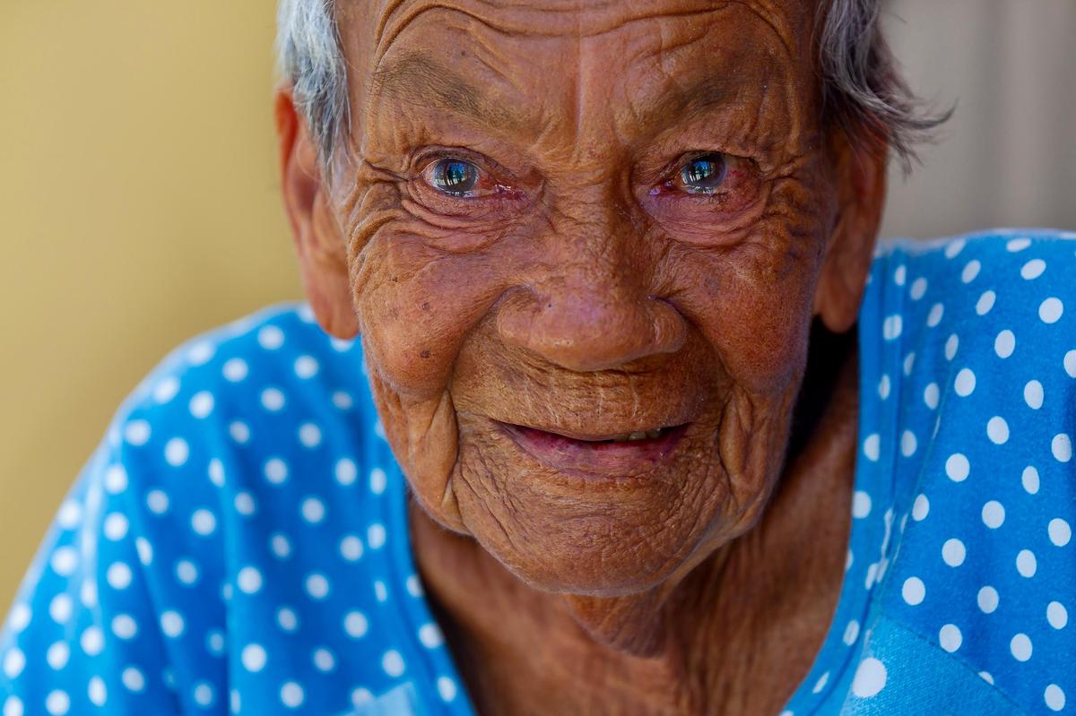 Lidia M. Rodríguez, de 79 años y ciega, quedó atrapada en su casa en Punta Santiago, Humacao, por las aguas de la marea de tormenta del huracán María en el 2017. Un año después, Rodríguez vive con su familia mientras reconstruyen su casa.