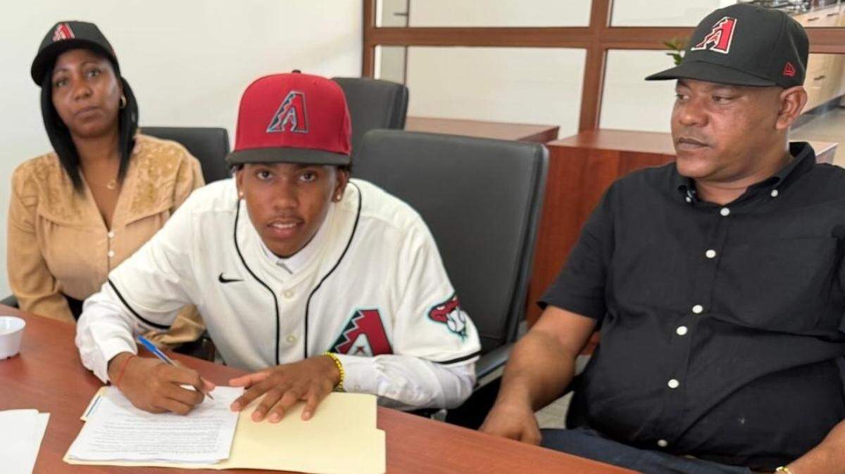 Los Diamondbacks de Arizona firmaron al torpedero cubano Rubén Gallego por un bono de $1.800.000. 