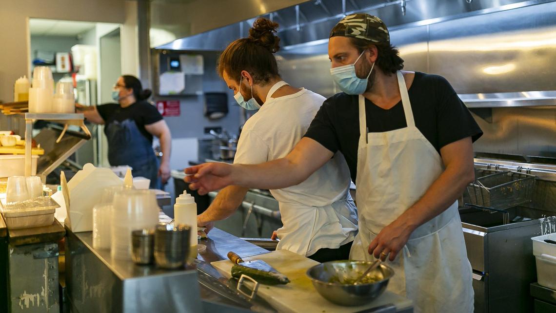 Las mascarillas deberían ser usadas todo el tiempo en restaurantes y lugares de comida | Carta del lector