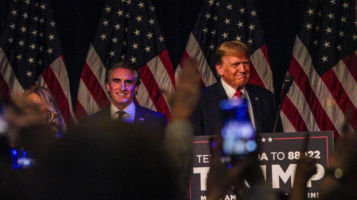 El expresidente Donald Trump (der.) celebra su victoria en las asambleas electorales (caucus) de Nevada, el 8 de febrero de 2024, en Las Vegas.
