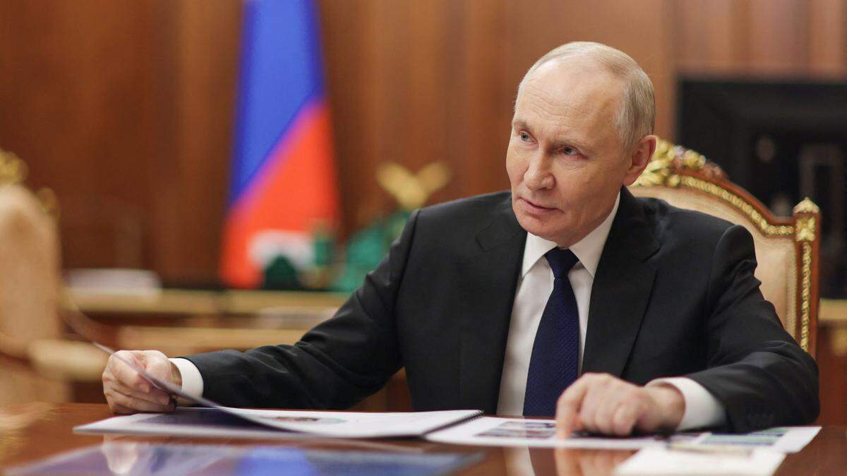 En esta fotografía de pool, distribuida por la agencia estatal rusa Sputnik, el presidente de Rusia, Vladímir Putin, asiste a una reunión con el viceministro de Defensa y presidente de la Fundación Defensores de la Patria en Moscú, el 30 de diciembre de 2025.