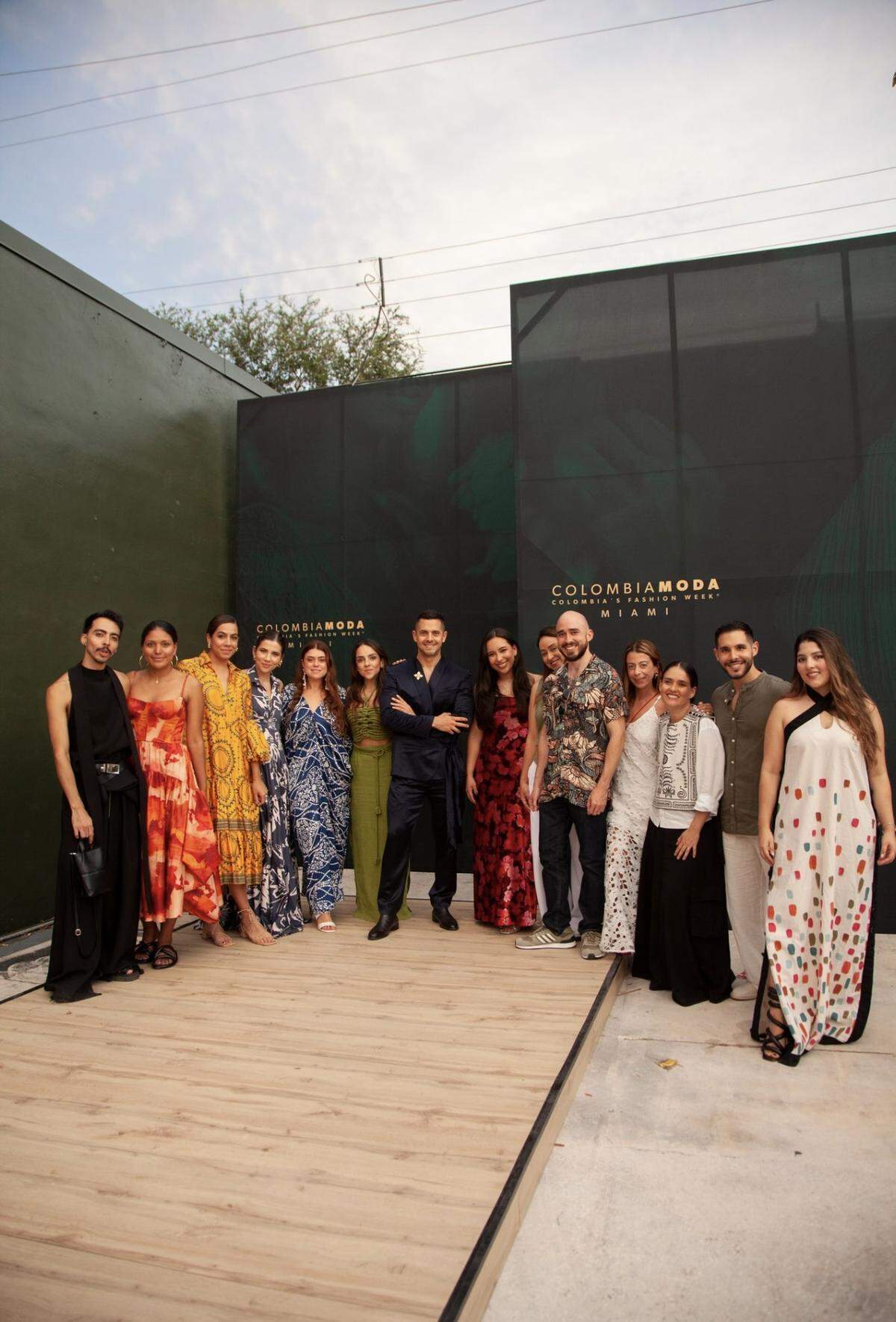  Sebastián Díez (presidente de Inexmoda), modelos y el equipo realizador de Colombia Moda Miami.