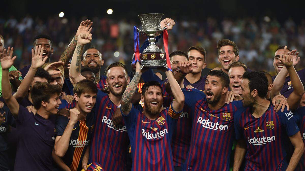 Lionel Messi (centro) levanta el trofeo de campeón que obtuvo Barcelona tras vencer 2-1 a Sevilla en la Supercopa de España, partido celebrado el 12 de agosto de 2018 en Tánger, Marruecos.