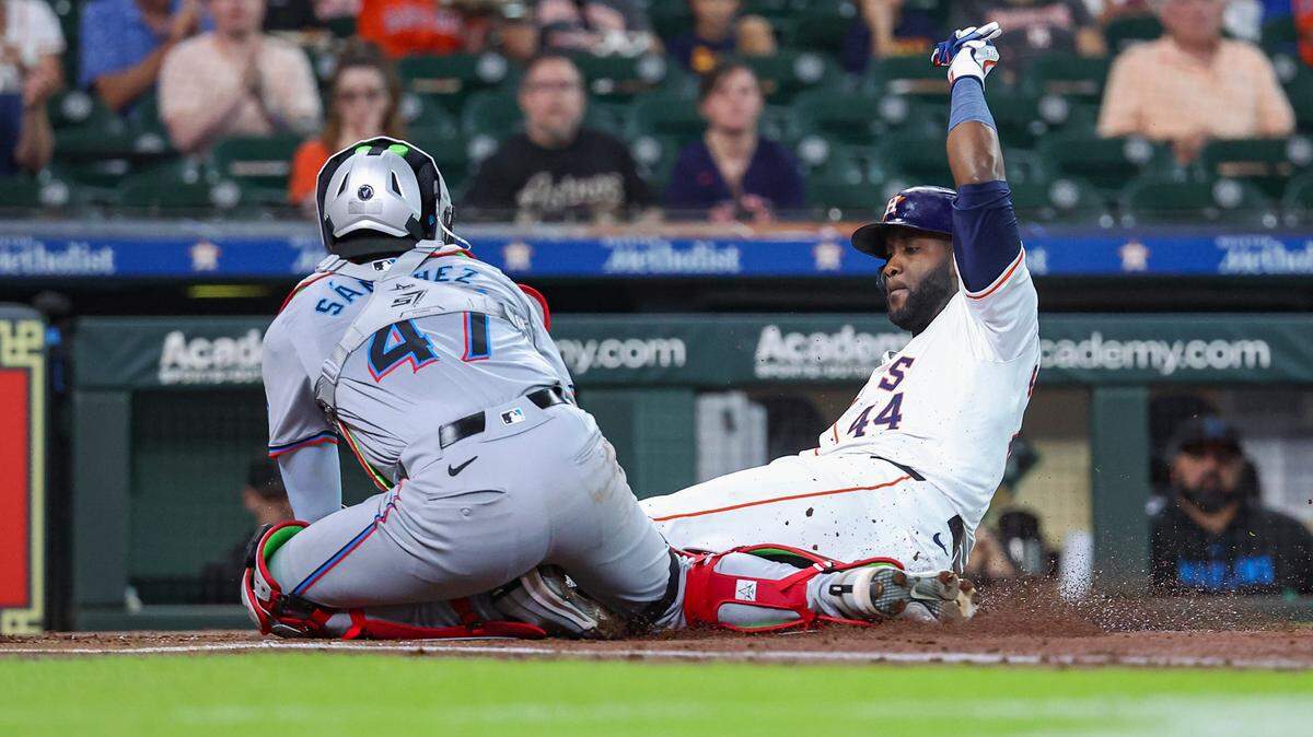 El bateador designado de los Astros de Houston, Yordan Álvarez (44), es puesto out por el receptor de los Marlins de Miami, Ali Sánchez (47), en una jugada durante la primera entrada en el Minute Maid Park, este 10 de julio de 2024; en Houston, Texas, Estados Unidos;