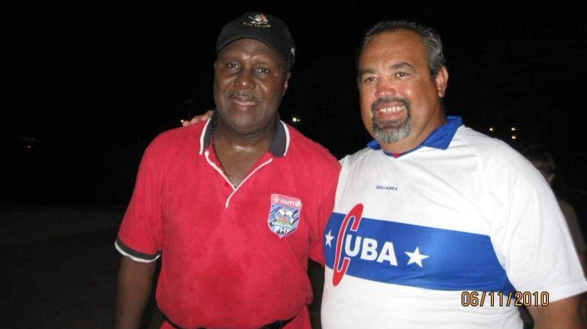 La leyenda del fútbol haitiano Ernst ‘ZeNono’ Jean-Baptiste (izq.) junto al presidente del Miami Cuba Soccer Group Andrés Rodríguez en uno de los encuentros en Miami.