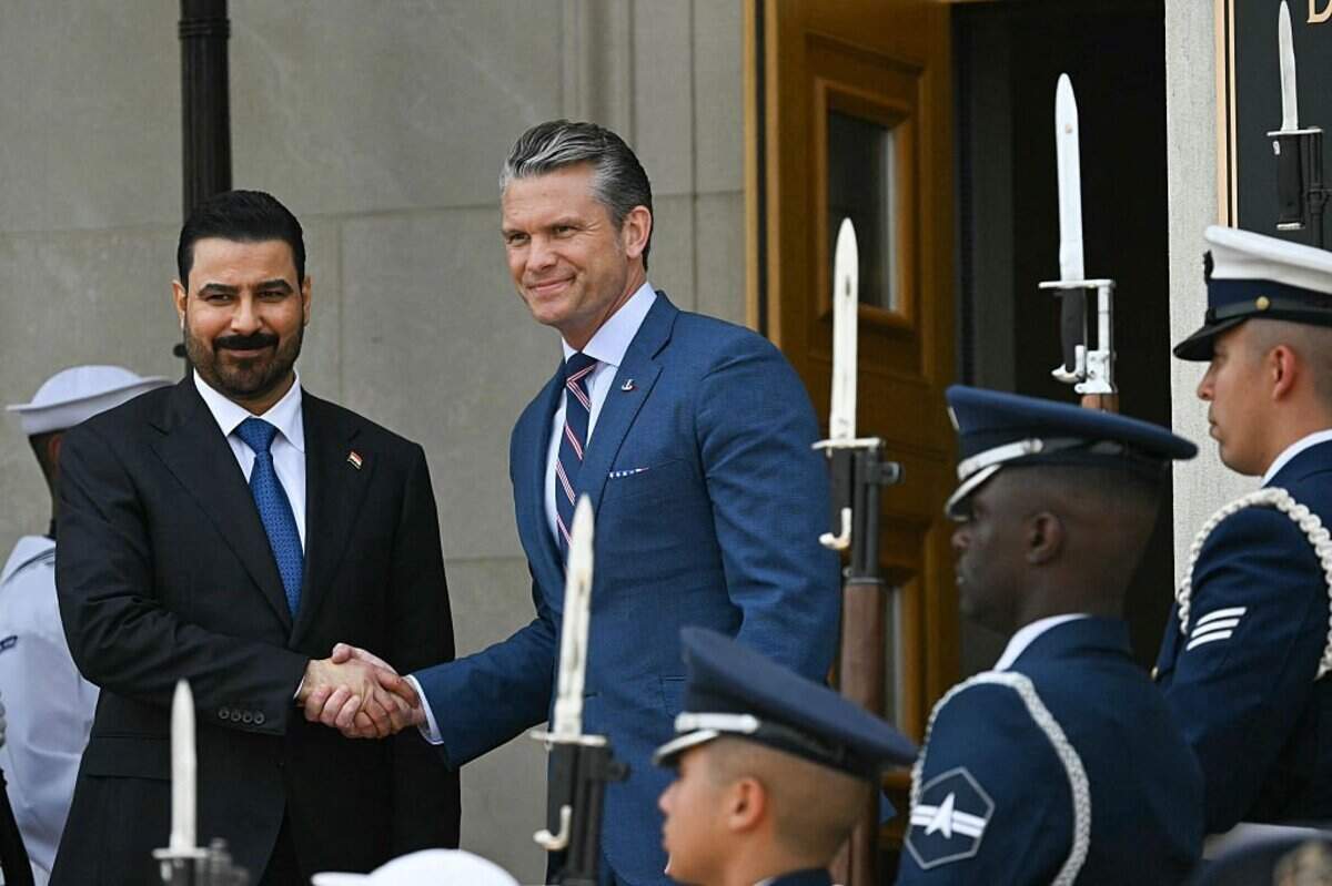 El secretario de Defensa de Estados Unidos, Pete Hegseth, saluda al primer ministro iraquí, Ali al-Zaidi, durante una ceremonia de llegada al Pentágono en Washington, DC, el 14 de julio de 2026.