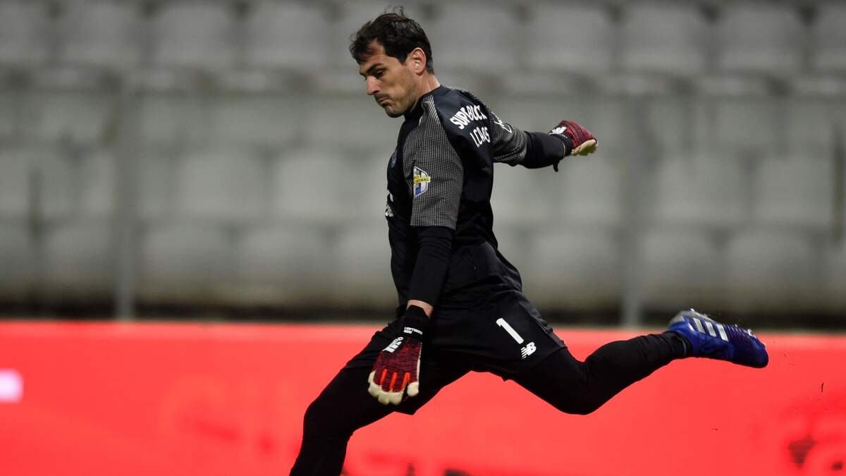 Iker Casillas patea un balón en un entrenamiento con el Porto el 8 de feberero de 2019.