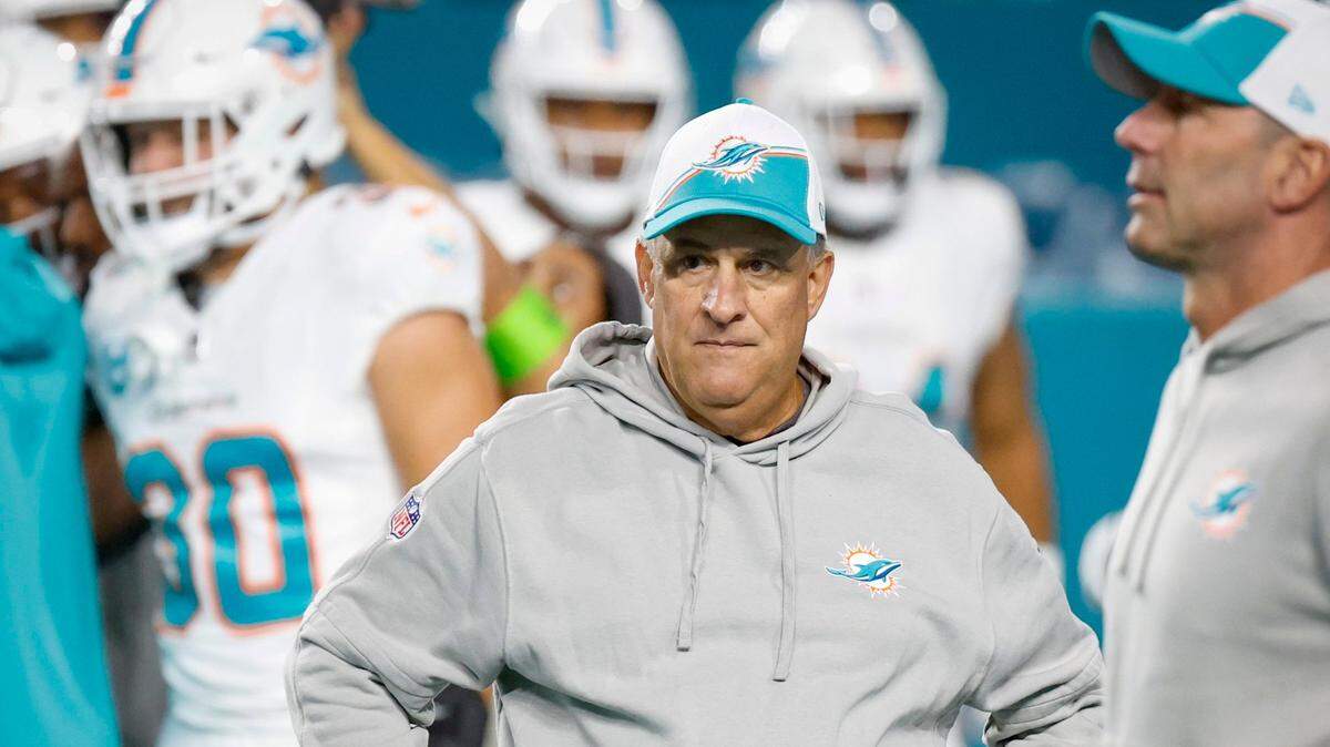 El coordinador defensivo Vic Fangio y los Dolphins acordaron de mutuo acuerdo separar sus caminos tras una temporada.