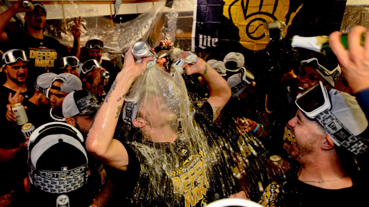 El relevista de los Cerveceros Josh Hader (centro) celebra con sus compañeros de equipo el triunfo ante los Cachorros, el 1ro de octubre de 2018 en Chicago.