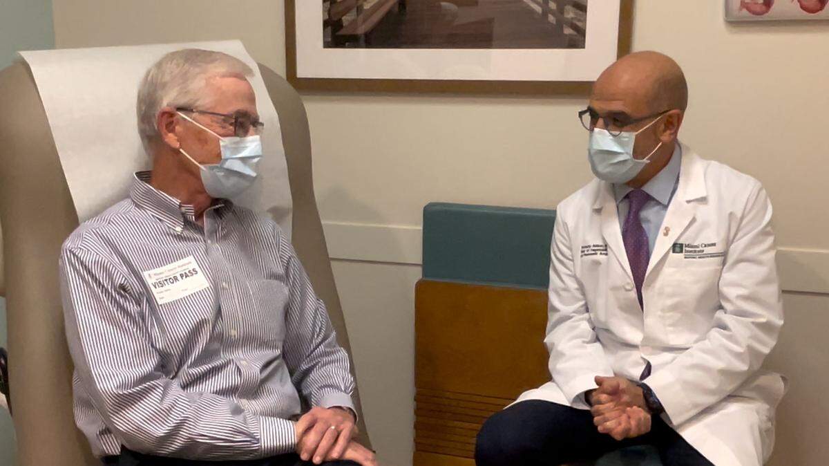 Bob Dickinson, presidente y director ejecutivo jubilado de Carnival Cruise Lines, con su médico, el Dr. Horacio Asbun del Miami Cancer Institute, parte de Baptist Health South Florida. Dickinson fue diagnosticado con cáncer de páncreas en etapa 1 en 2019 y ahora está libre de cáncer.
