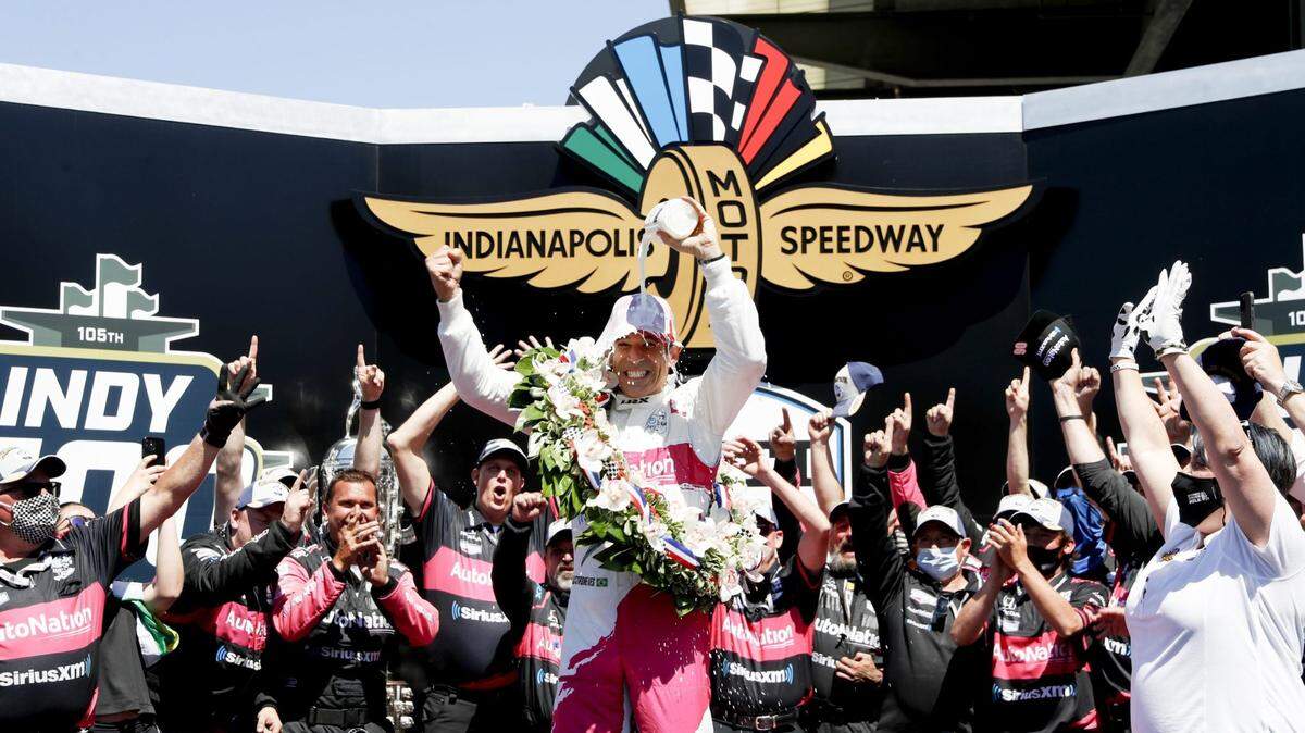 El piloto brasileño Helio Castroneves tiene cuatro victorias en las 500 Millas de Indianápolis (2001, 2002, 2009 y 2021) y otros tres triunfos en las 24 Horas de Daytona (2021, 2022 y 2023).