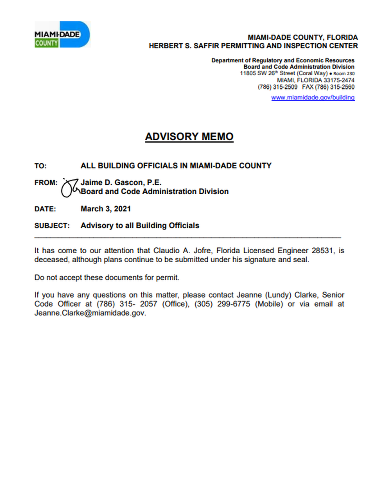 Memo enviado por Jaime Gascón, Asistente de Dirección de la División de Administración de Códigos y Juntas de Miami-Dade a todos los funcionarios de la construcción, explicaba que “nos ha llamado la atención que Claudio A. Jofre, Ingeniero Licenciado en Florida 28531, ha fallecido, aunque se siguen presentando planos con su firma y sello. No acepte estos documentos para el permiso”, dijo.