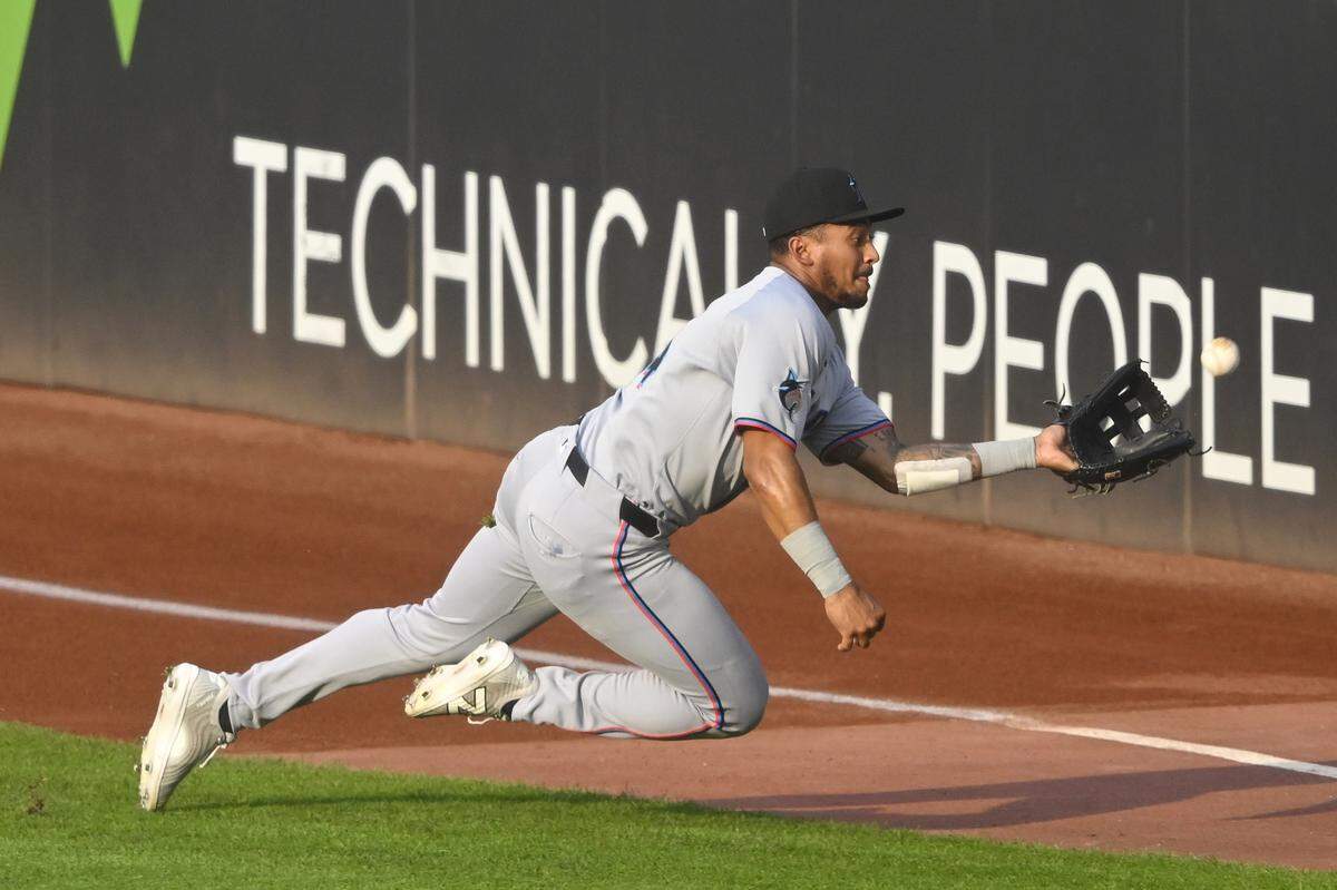 El jardinero de los Marlins de Miami Dane Myers atrapa una pelota en una jugada en el primer inning del partido ante los Guardianes, celebrado el 12 de agosto de 2025 en Cleveland.