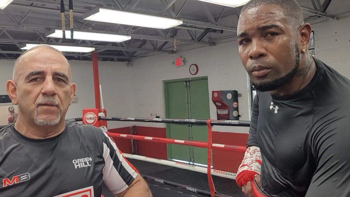 El cubano Yuniel Dorticós listo para volver al ring con el profesor Pedro Díaz