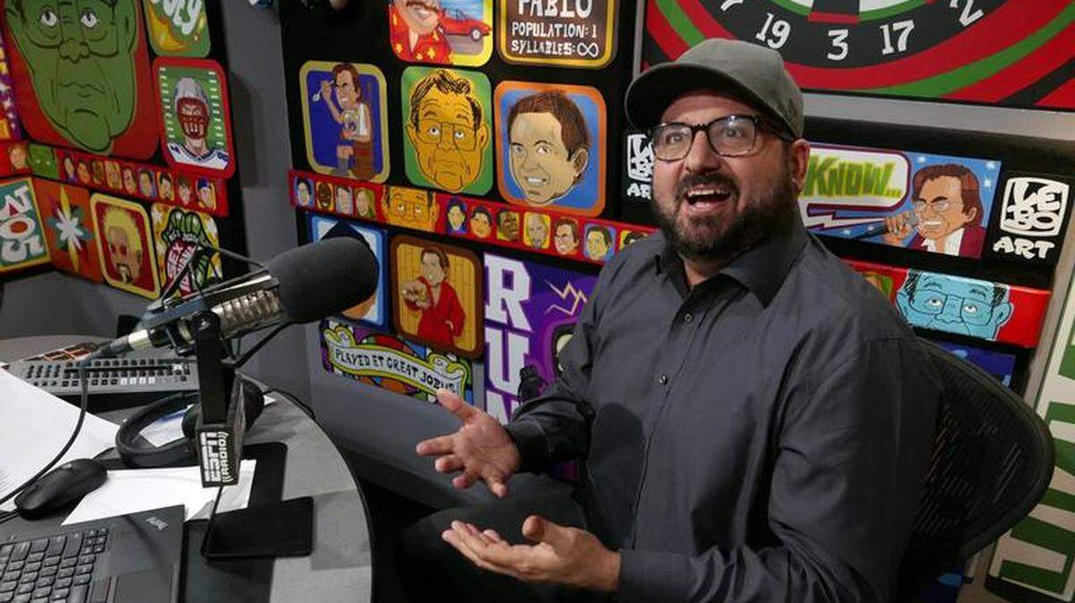 La estrella de ESPN con sede en Miami, Dan Le Batard, dejará la cadena el próximo mes, con su último día al aire el 4 de enero. Bromeó a los fanáticos sobre sus planes futuros.