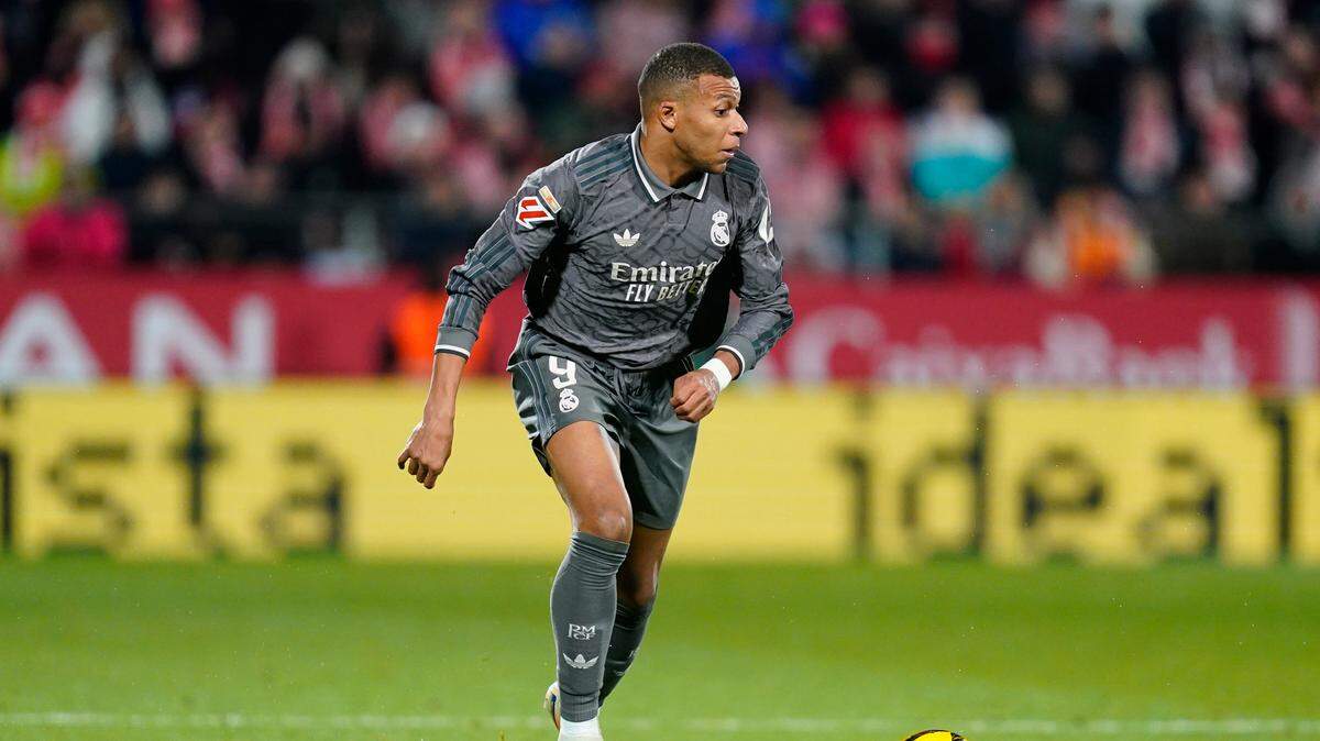 El delantero del Real Madrid Kylian Mbappé conduce el balón en el partido ante Girona en la liga española, celebrado el sábado en Girona.