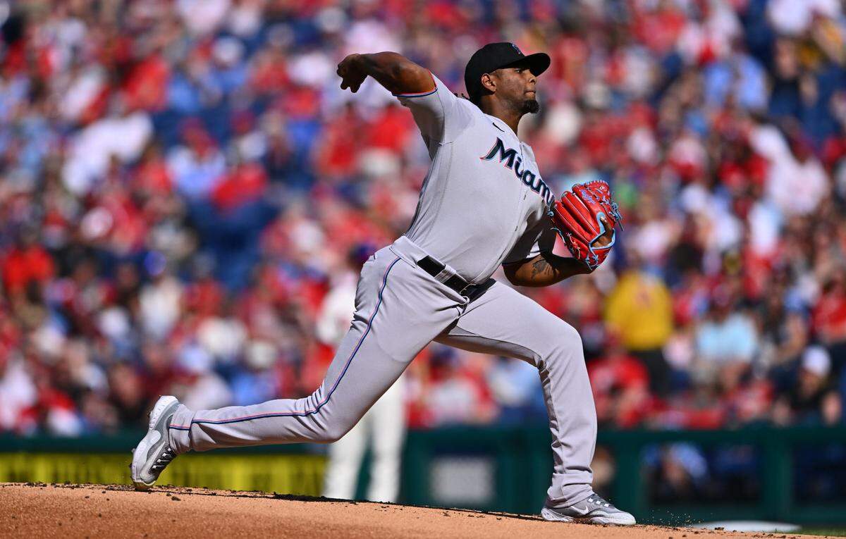 El abridor de los Marlins Edward Cabrera lanzó cinco entradas y permitió dos carreras a la tanda de los Filis, en el partido celebrado el 12 de abril de 2023 en Filadelfia.