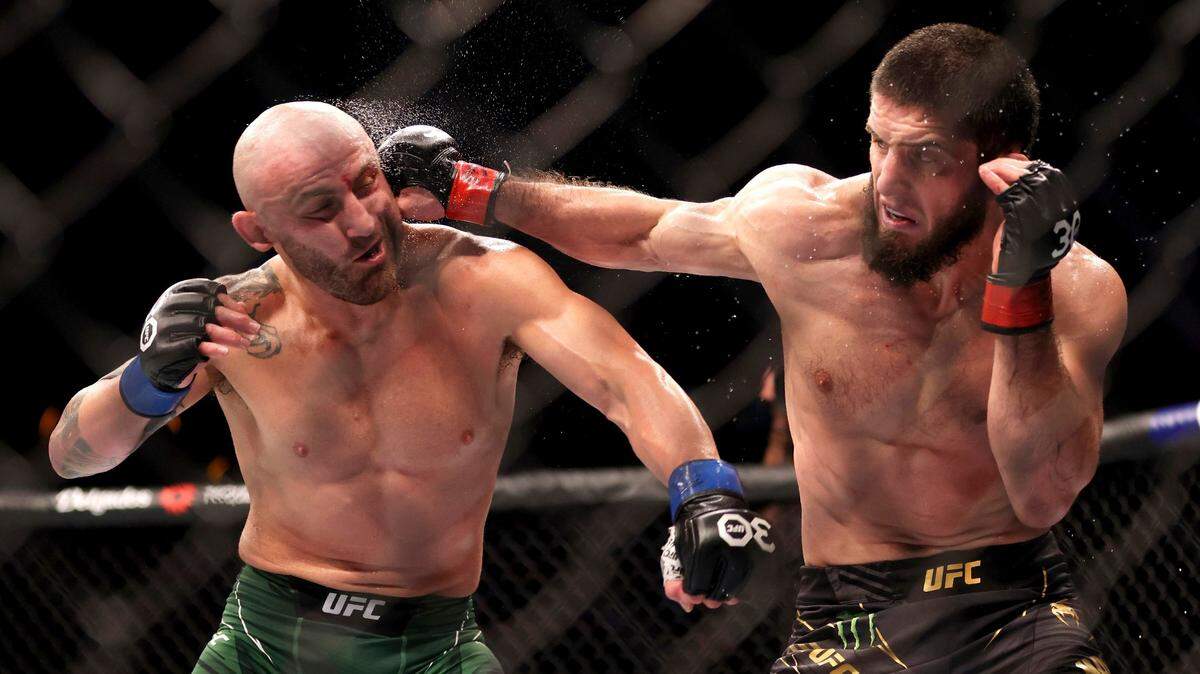 Nadie le daba un chance a Alexander Volkanovski (izq.), pero en la derrota conquistó una victoria moral. Islam Makhachev llegó con una aureola de invencibilidad, pero en la victoria generó algunas dudas sobre su futuro como campeón del peso ligero. Nadie podrá dudar, sin embargo, que ambos regalaron una pelea que será recordada durante mucho tiempo.