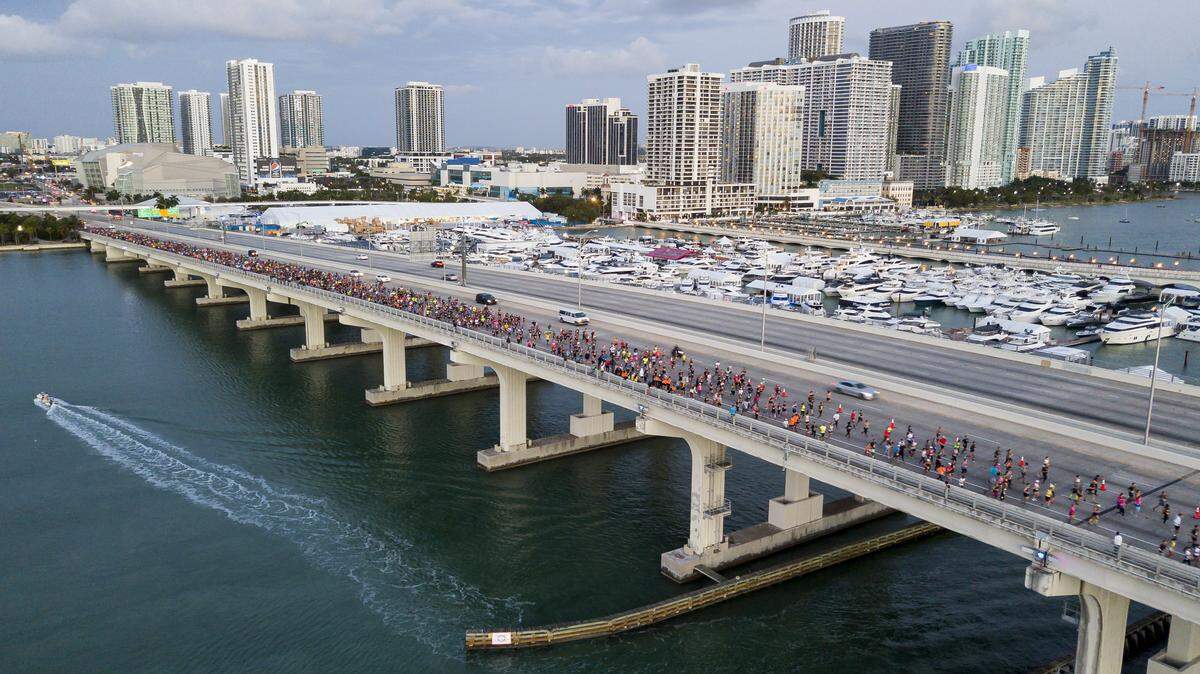 Una vista aérea del Downtown Miami muestra a los corredores que se dirigen hacia la Isla Watson mientras participan en el Life Time Maratón y Medio Maratón de Miami el domingo 9 de febrero de 2020. Más de 20,000 corredores se registraron para el maratón y el medio maratón.