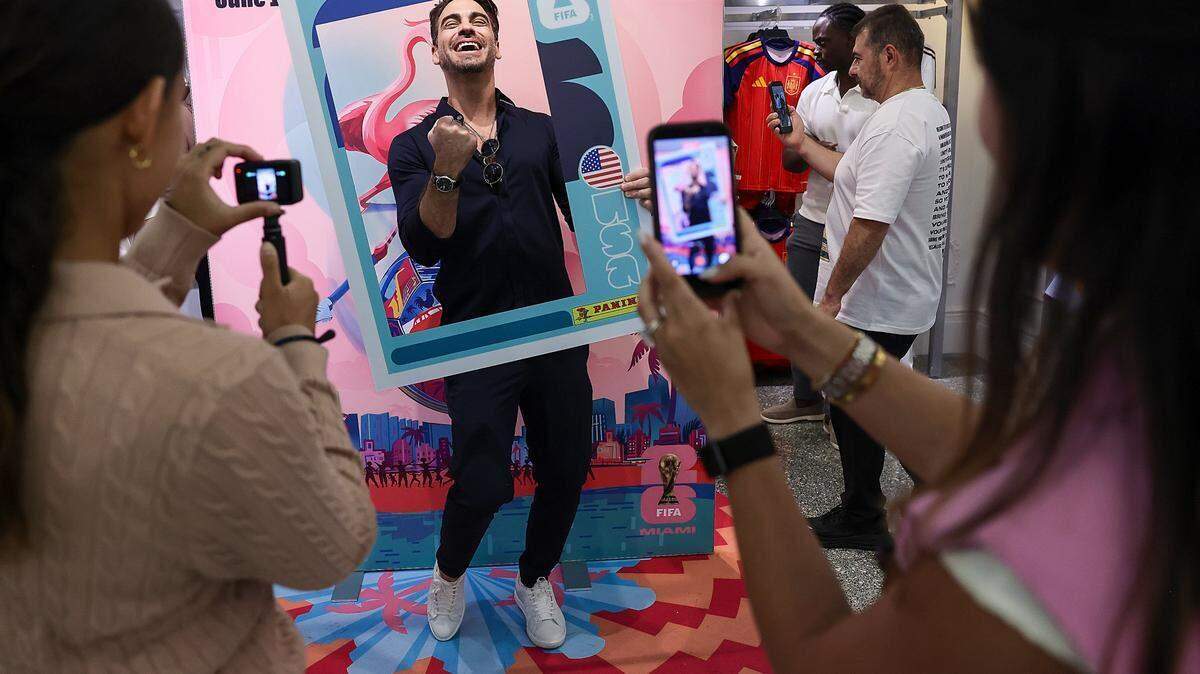 Frederik Oldenburg, presentador de televisión de Telemundo, se suma a la diversión mientras influencers y creadores de Miami y de todo el mundo asisten el lunes a la gran inauguración de la tienda oficial de la Copa Mundial de la FIFA en Lincoln Road, Miami Beach.