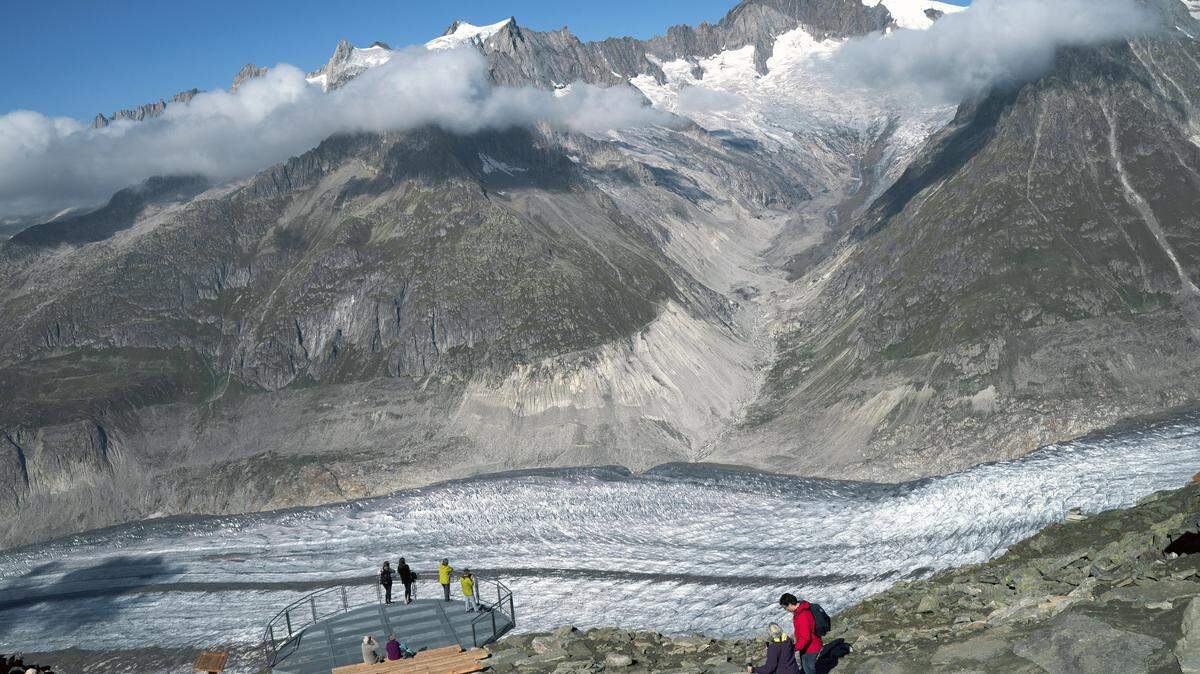 Hace un cuarto de siglo, el glaciar Oberaletsch tenía aproximadamente dos mil metros cúbicos de hielo. Dicho de otro modo, esa cantidad equivale a más de 13,000 cubos, cada uno con hielo suficiente para llenar 1,800 contenedores marítimos.