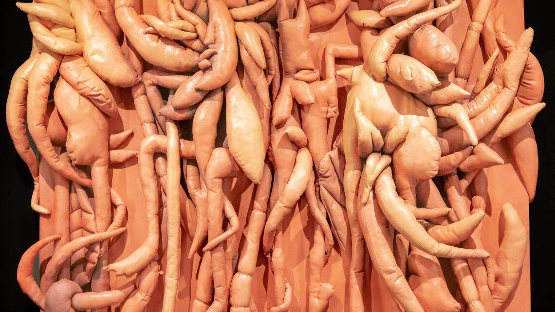 “Jungla carnal” (Naked Jungle), 2020, de Elio Rodríguez Valdés. Escultura blanda y acrílico, 59 x 59 x 7.75 pulgadas. David Pérez Collection, Miami.